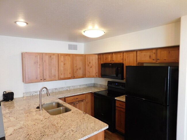 Foto del edificio - Townhome Near Shopping