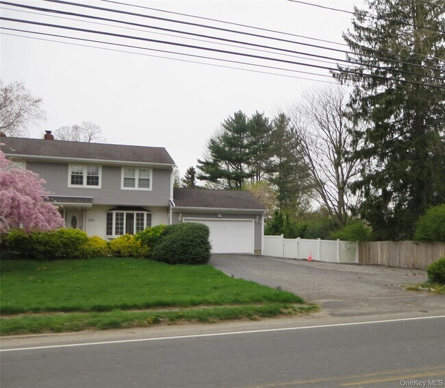 Foto del edificio - 327 Town Line Rd