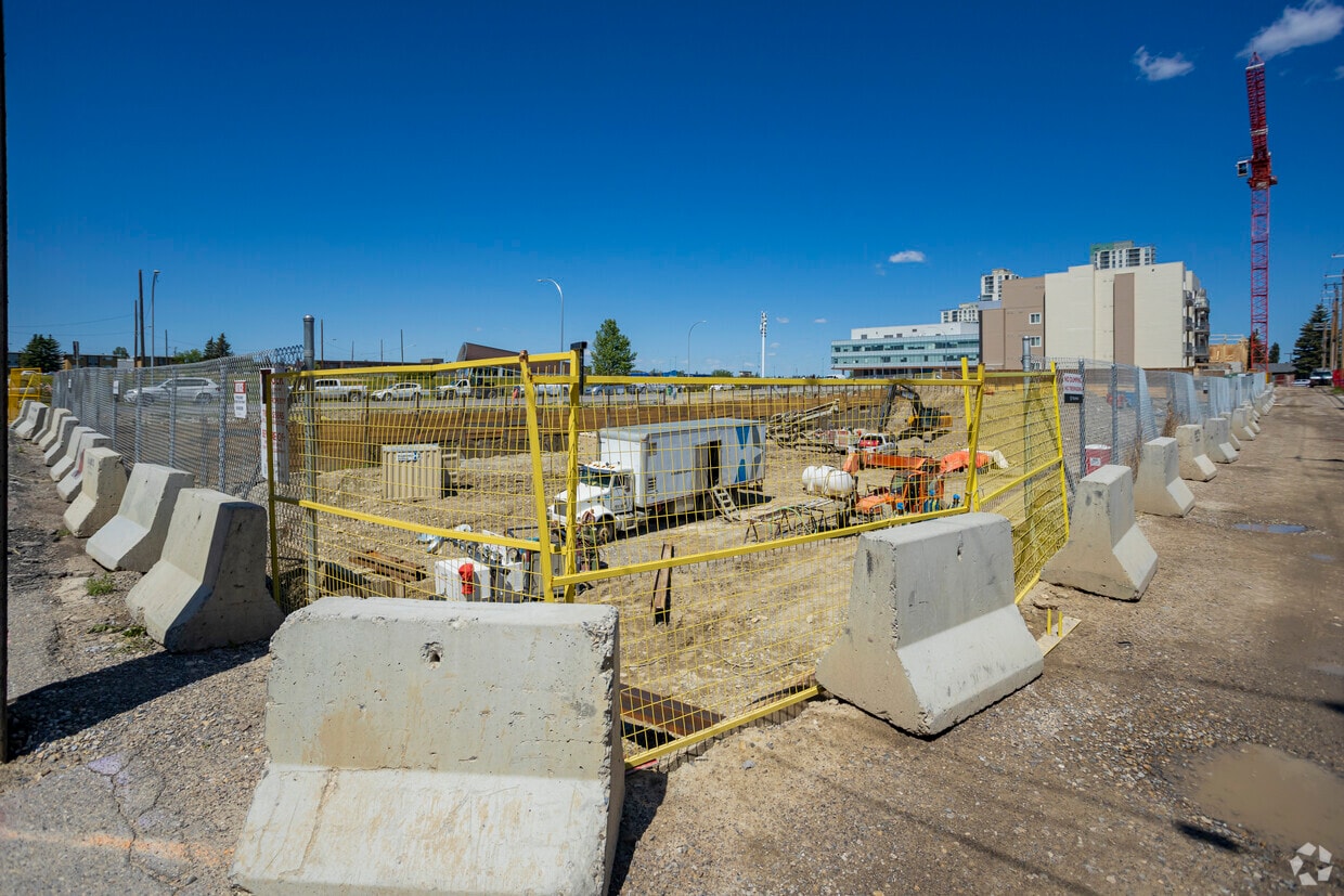 Building Photo - 1722 33 St SW