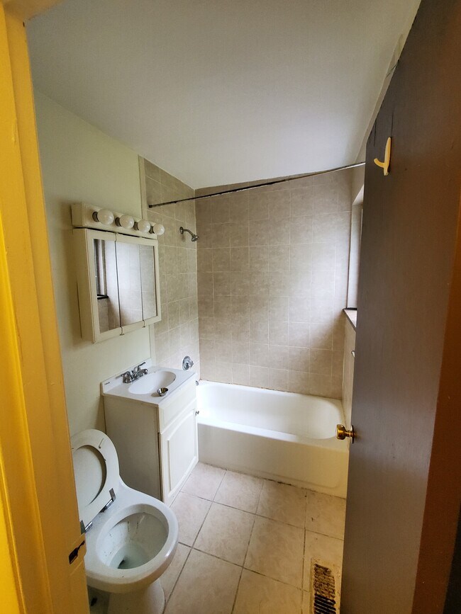 Building Photo - 27 Forest St