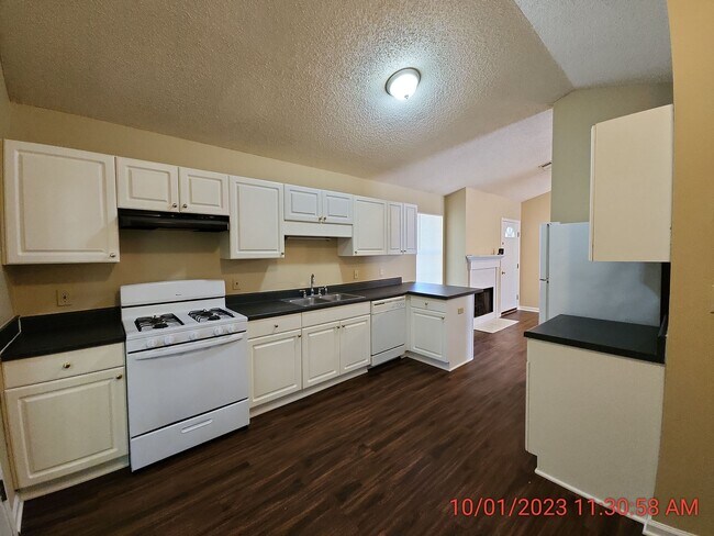 Building Photo - 308 J C Ct