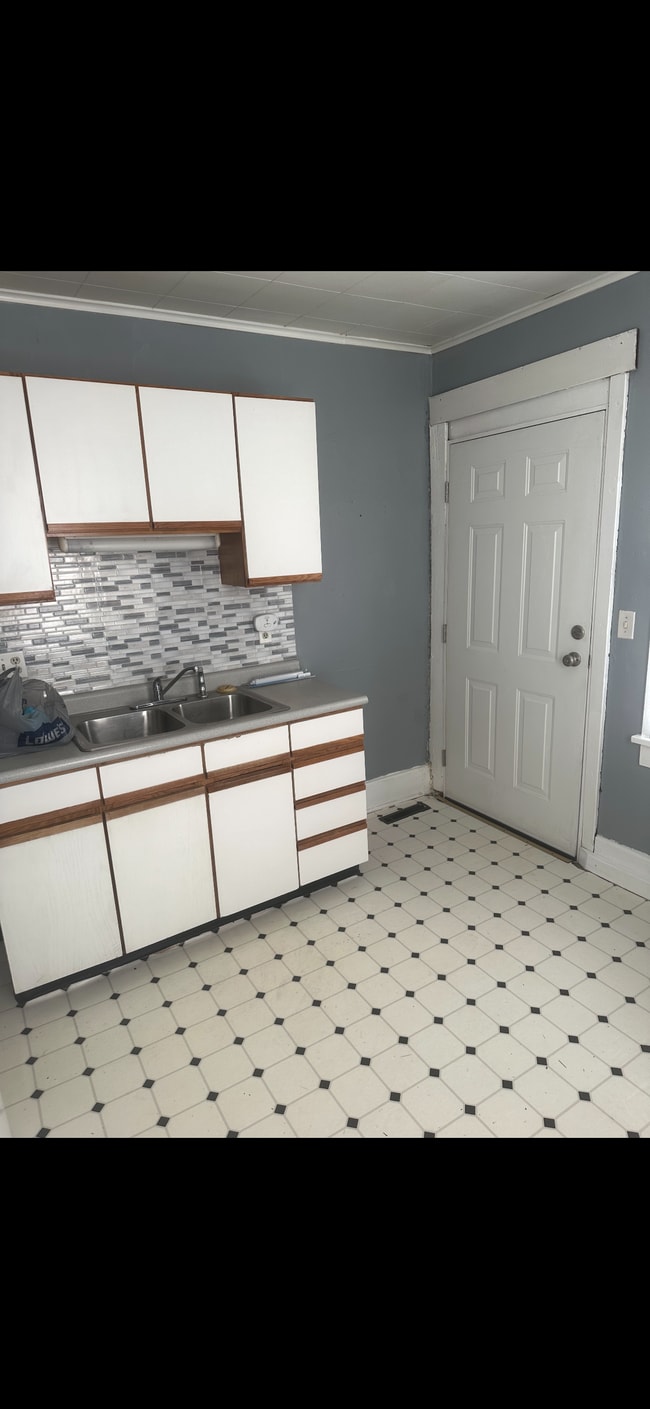Kitchen - 859 Miller St