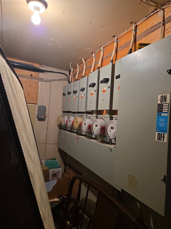 Building Photo - 130-45e 45e Av