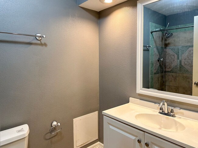 Building Photo - 3 Bedroom / 2 Bath / 2 Car Garage w/ a POOL!