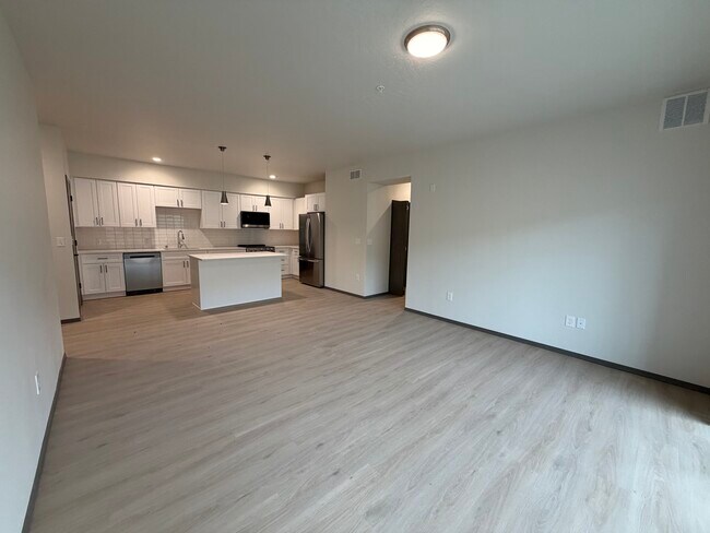 Building Photo - The Vistas Apartments at Beacon Hill