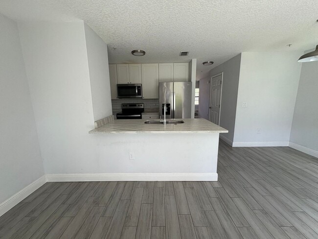Building Photo - 2-bedroom, 2.5-bathroom townhome by UCF