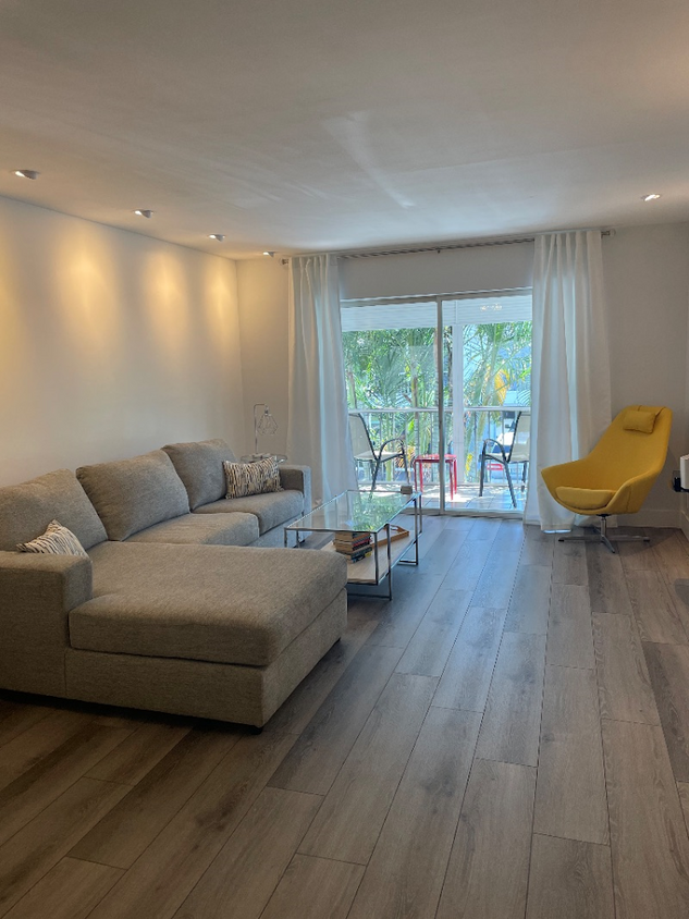 Spacious livingroom facing east - 6397 Bay Club Dr