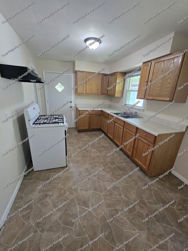 Building Photo - Three Bed Hobart Ranch