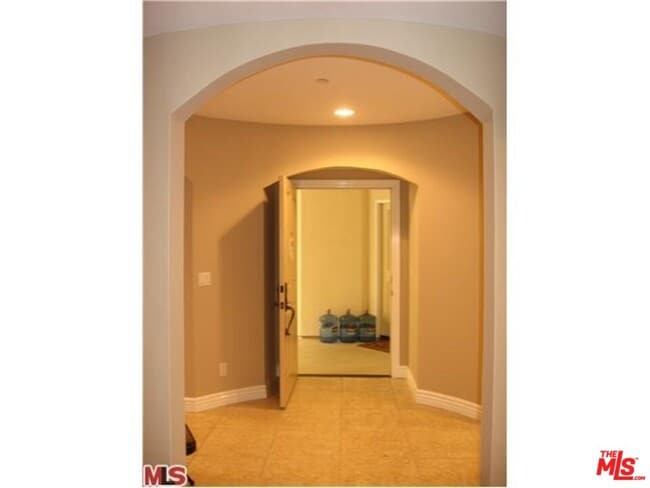 Building Photo - 1135 Rexford Dr
