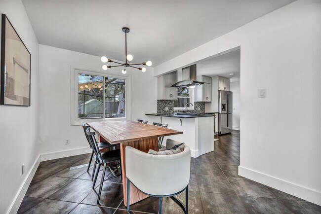 Foto del edificio - 2805 Silverway Dr