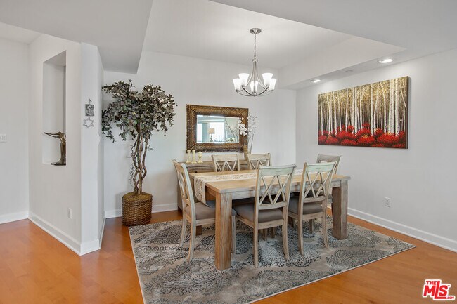 Building Photo - 13600 Marina Pointe Dr