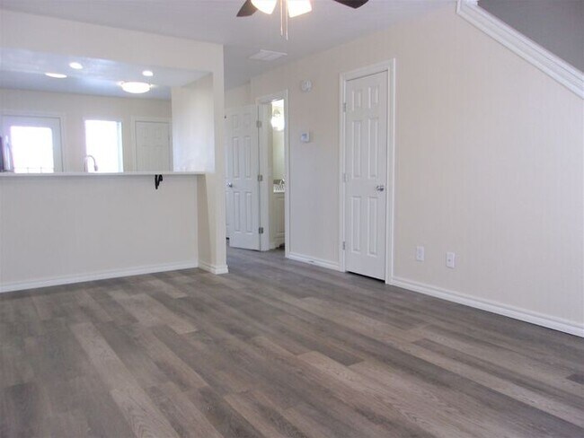 Building Photo - 2 BED 1.5 BATH TOWN HOME IN WARR ACRES/BET...