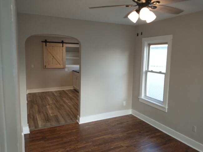 entire apartment - 606 S Maple St