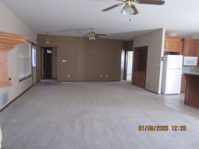 Building Photo - Spacious Eastside Home