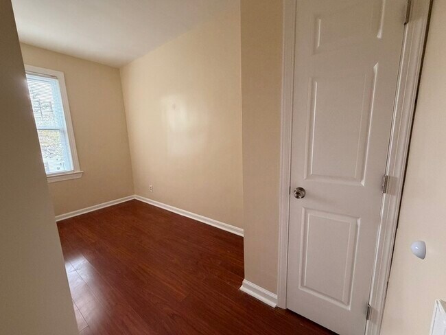 Building Photo - 1106 Queen St NE