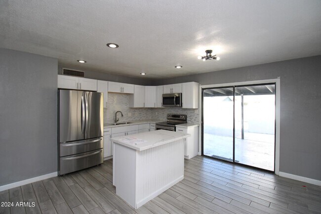 Building Photo - 5334 W Mauna Loa Ln