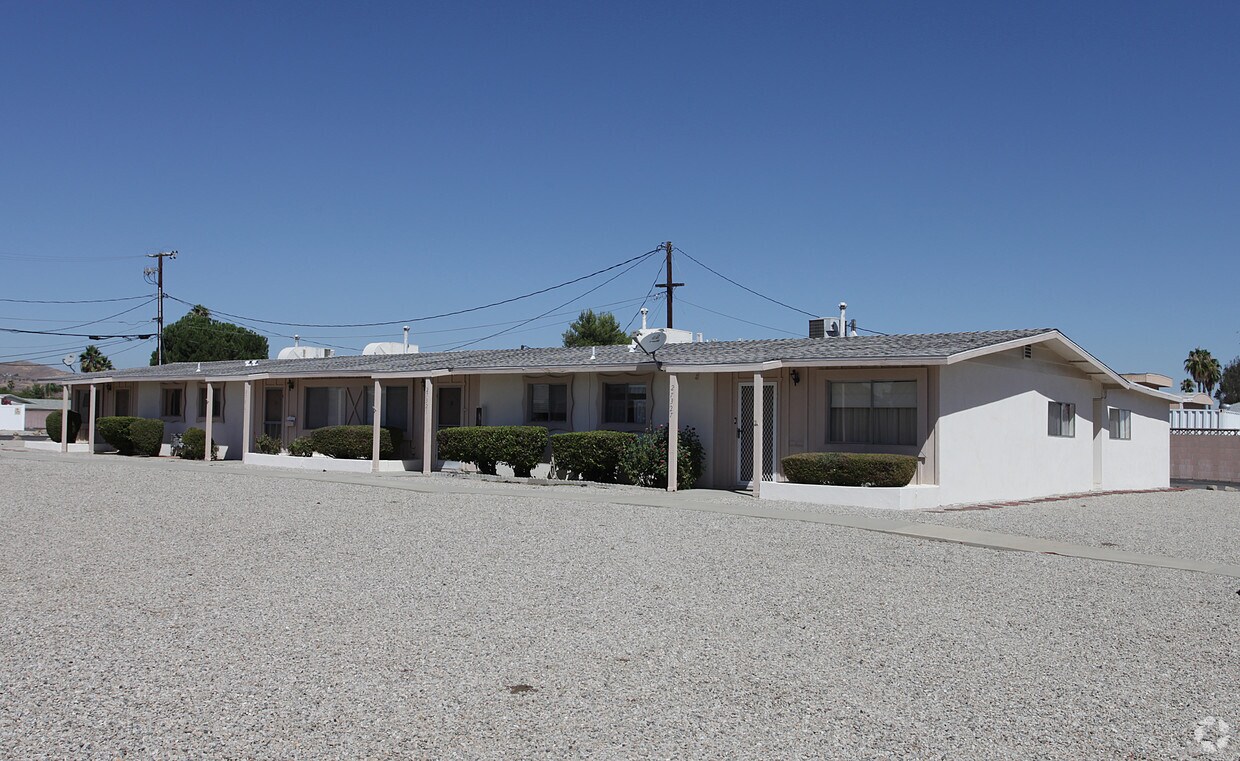 Foto principal - 27261-27327 Sun City Blvd