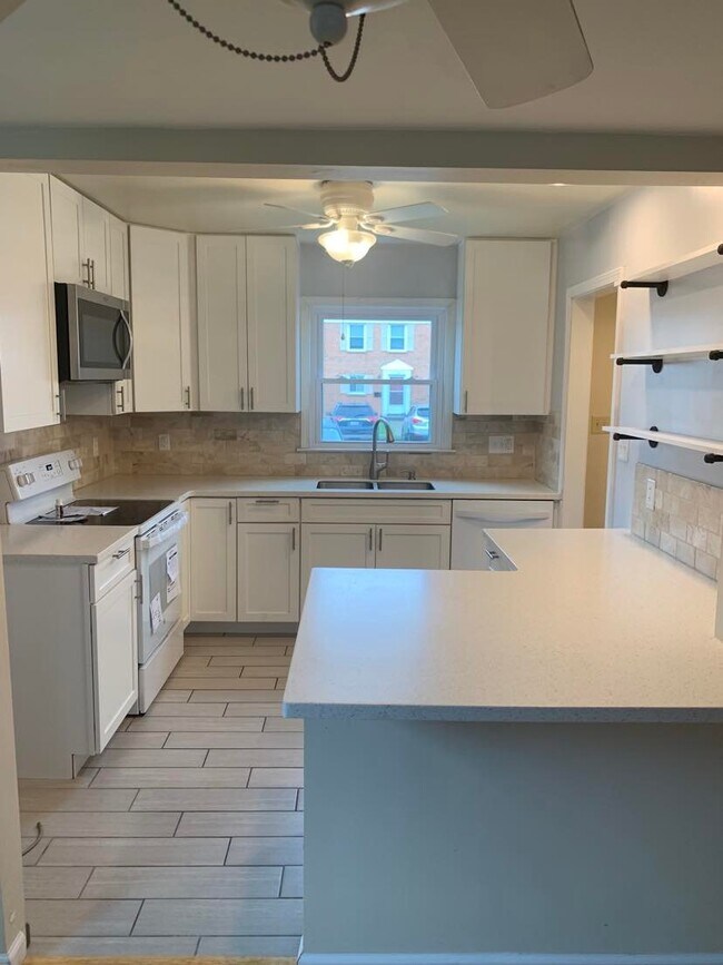Fully updated kitchen - 113 Oxford Sq