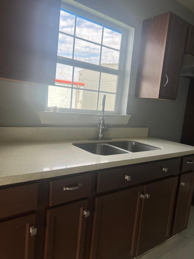 Foto del edificio - 15707 Langcart St