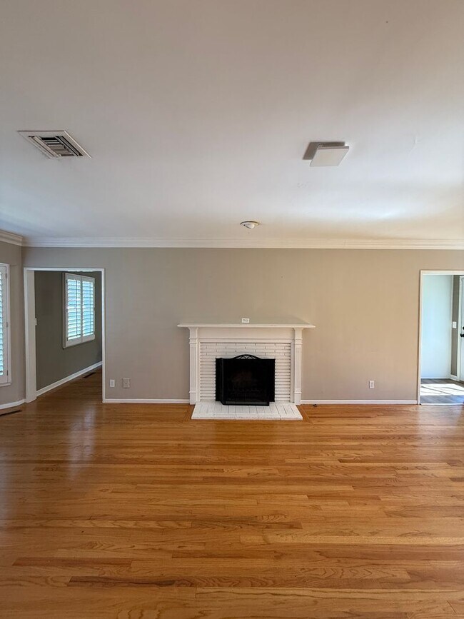 Foto del edificio - Beautiful, Ranch-Style, 4 Bedroom, 2 Bathroom Northridge Home Available For 1 Year Lease