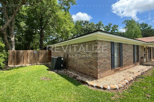 Building Photo - Stunning 4 Bed/2 Bathroom Home in West Mob...