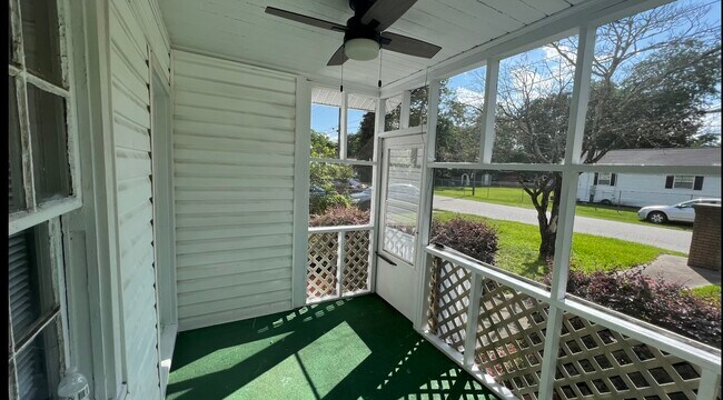 Front Porch - 1010 Lynch St