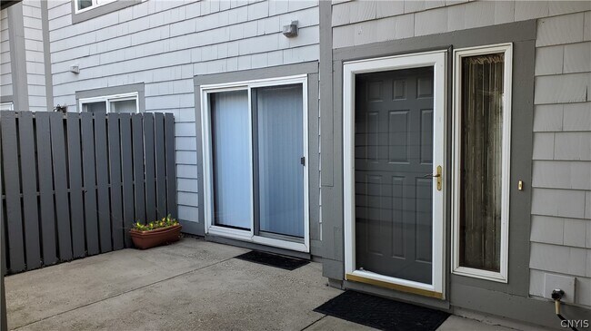 Building Photo - 461 Summerhaven Dr N