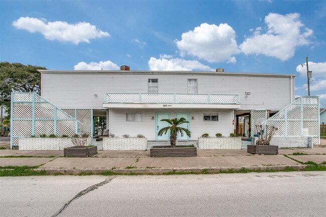 Building Photo - 1327 Ave M 1/2