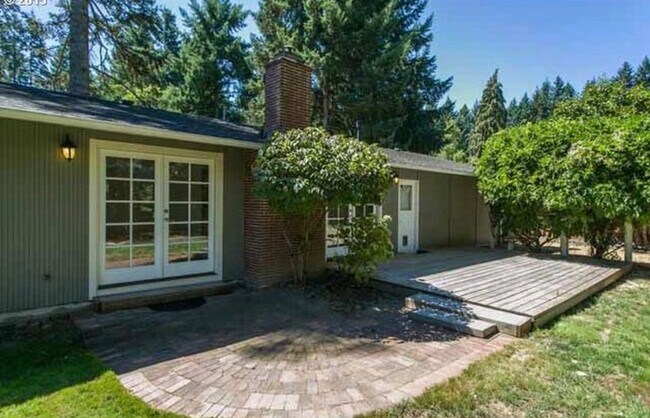Foto del edificio - Updated Lake Oswego Home with Hardwood Floors, Large Deck & Owner-Paid Landscaping
