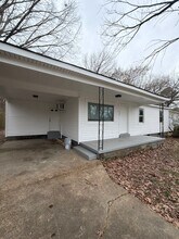 Building Photo - 668 Coach St