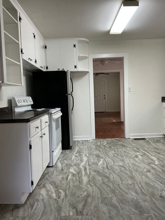 Building Photo - 3 bedroom / 1 bathroom house near St. Mary...