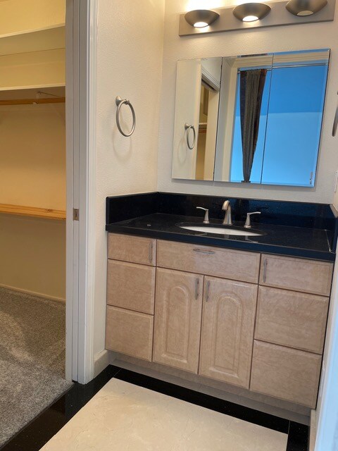 Building Photo - 985 Larkspur Dr