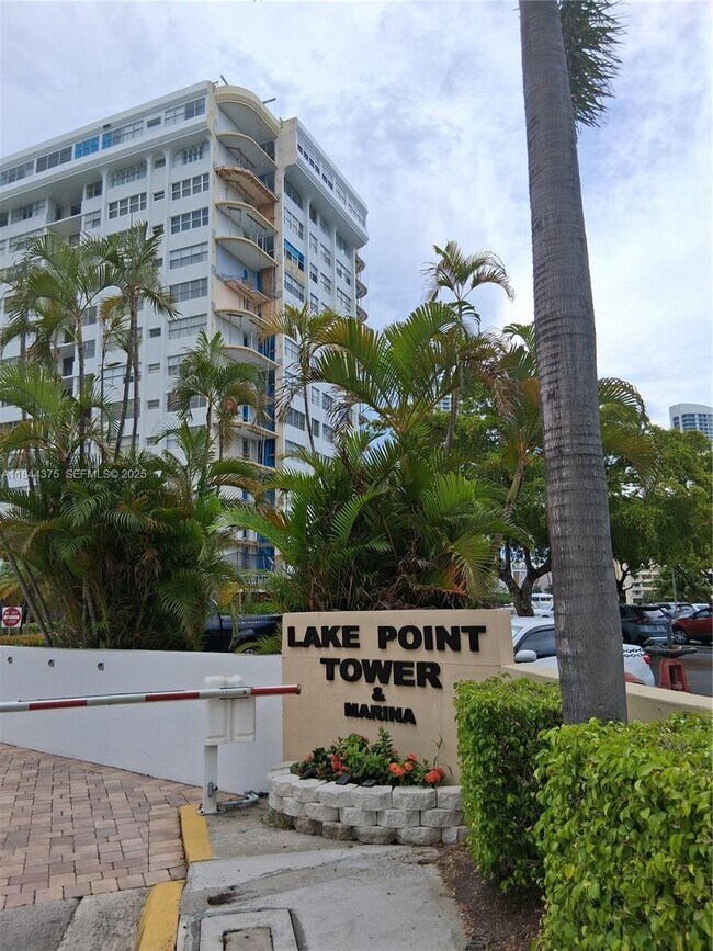 Foto del edificio - 100 Golden Isles Dr