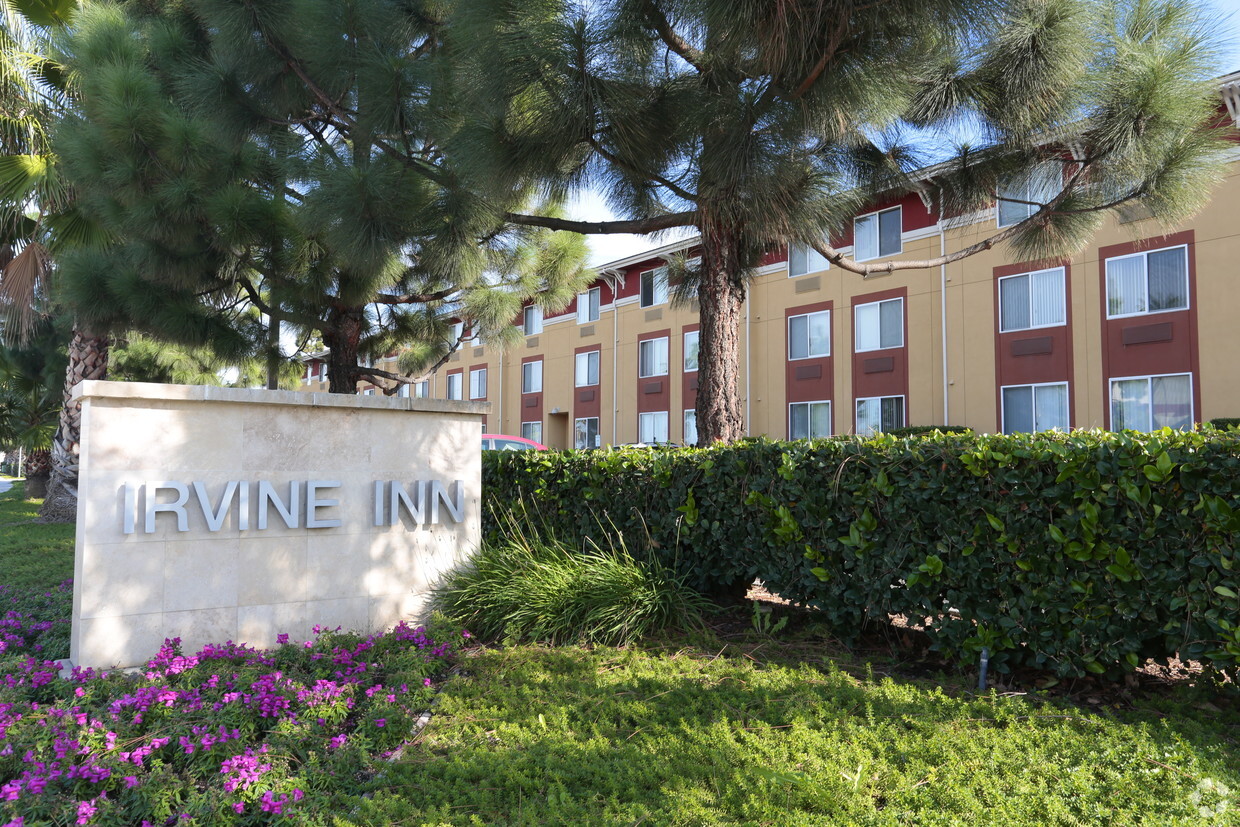 Firma - 109 Irvine Inn Apartments