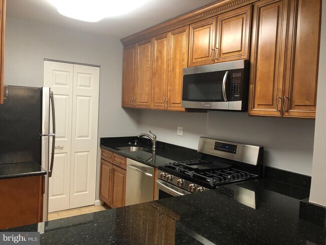 Foto del edificio - 5817 Cove Landing Rd