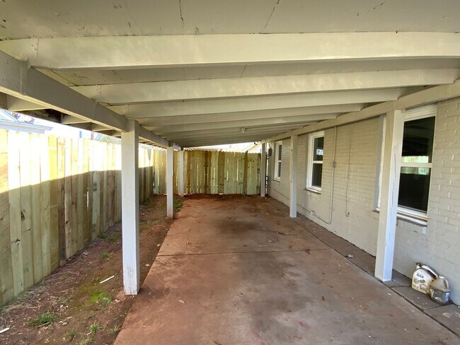 Building Photo - Newly Remodeled in MWC - 3 bed 2 bath