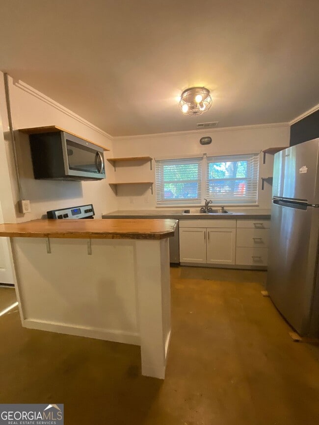 Building Photo - 170 Griffeth St