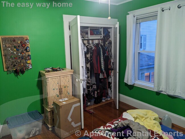 Building Photo - Huge 2+ BR with two BONUS rooms! Deleaded,...