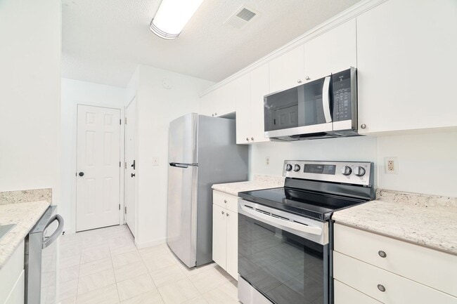 Building Photo - Low-Maintenance Living in Gated Park at Ri...