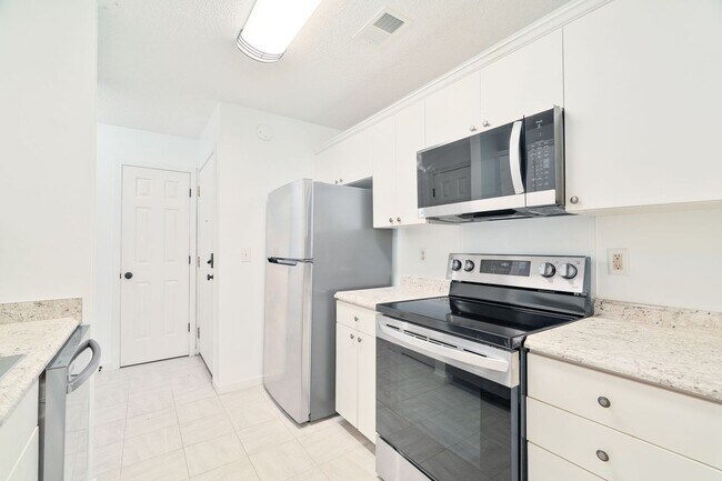 Foto del edificio - Low-Maintenance Living in Gated Park at Ri...