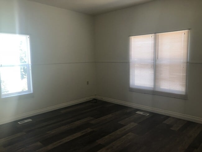 Building Photo - House with fenced backyard!