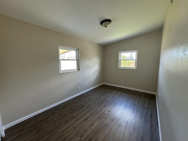 Foto del edificio - 3335 Dudley St