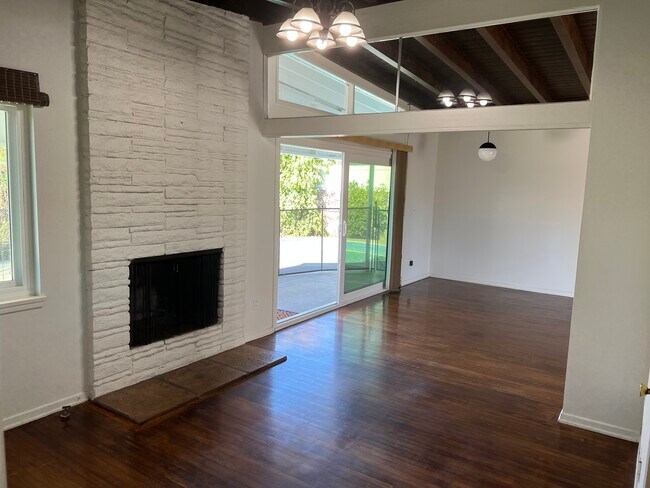 Foto del edificio - 5933 Babbitt Ave