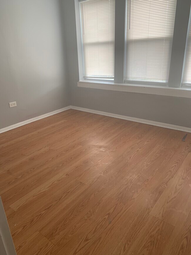 Living room - 7948 S Ridgeland Ave