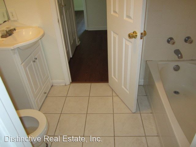 Building Photo - 3 br, 1 bath House - 2922 Camellia Dr