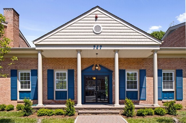 Building Photo - 747 Valley St