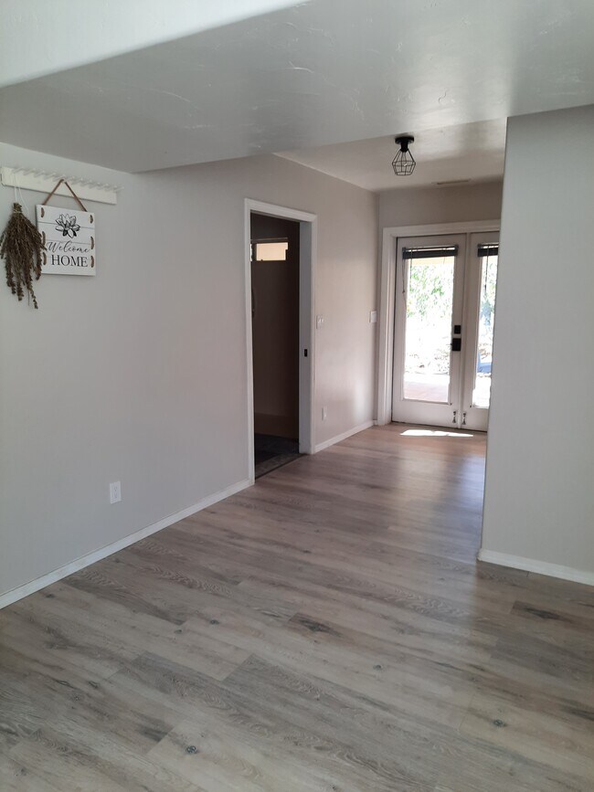 Building Photo - 1258 N Lois Dr