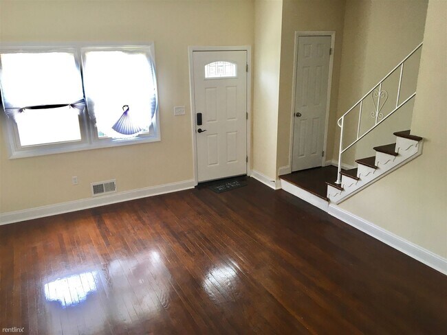 Building Photo - 3 br, 1.5 bath Townhome - 8521 Kings Ridge Rd
