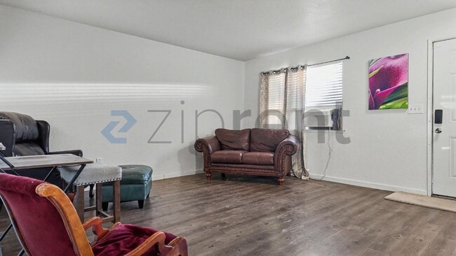 Building Photo - Unit D