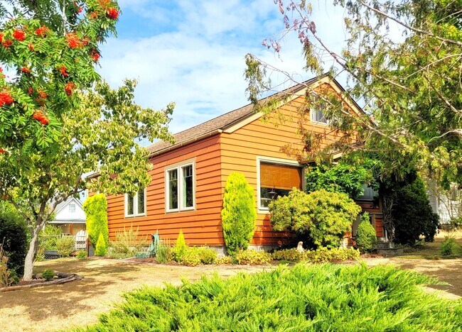 Foto del edificio - Charming Three Bedroom Home with Large Fen...